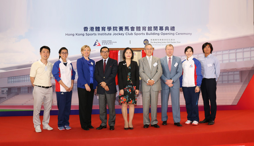 <p>Mrs Betty Fung Ching Suk-yee JP, Permanent Secretary for Home Affairs (5<sup>th</sup> left); Mr Anthony W K Chow SBS JP, Deputy Chairman of The Hong Kong Jockey Club (HKJC) (4<sup>th</sup> right); Mr Carlson Tong Ka-shing SBS JP, Chairman of the Hong Kong Sports Institute (HKSI) (4<sup>th</sup> left); Mr Winfried Engelbrecht-Bresges JP, Chief Executive Officer of The HKJC (3<sup>rd</sup> right); and Dr Trisha Leahy BBS, Chief Executive of the HKSI (3<sup>rd</sup> left), take photos with the coaches and athletes after the sharing.</p>
